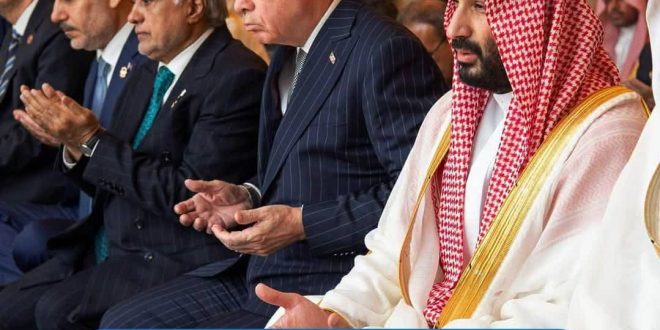 قادة السعودية وتركيا وباكستان يؤدون صلاة الجمعة في المسجد الحرام عقب توقيع اتفاقية مكة للدفاع المشترك